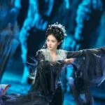 Женщина в традиционном костюме исполняет танец в волшебном лесу