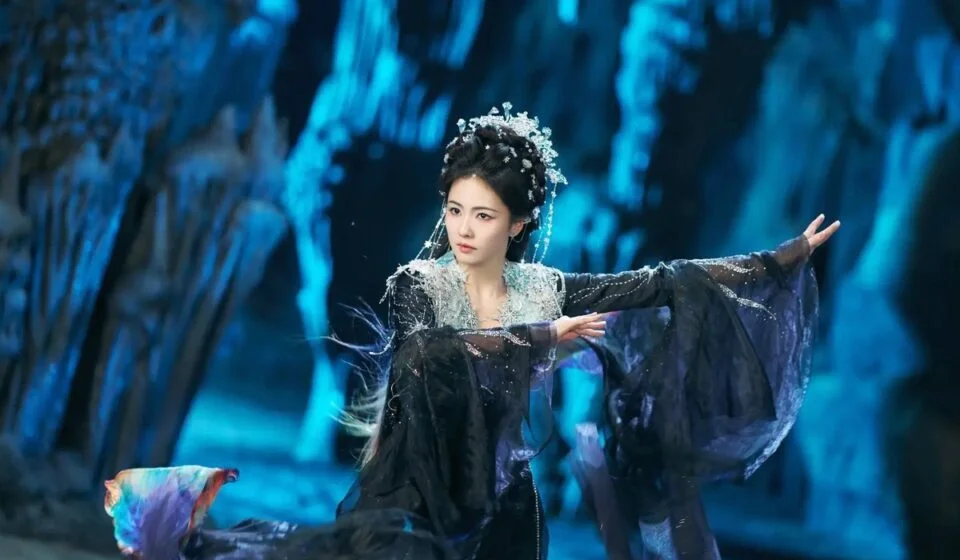 Женщина в традиционном костюме исполняет танец в волшебном лесу