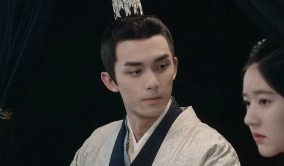 Сцена из исторической драмы с двумя персонажами в традиционной одежде