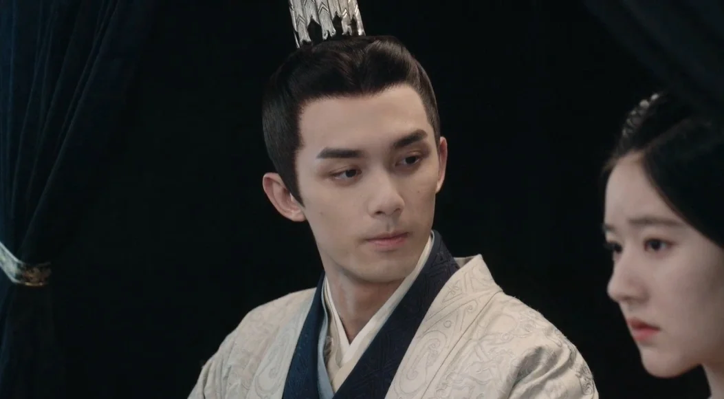 Сцена из исторической драмы с двумя персонажами в традиционной одежде