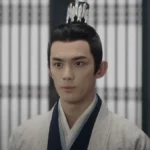 Молодой человек в традиционной одежде с короной, ai-generated