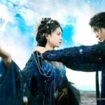 Фэнтезийная сцена с двумя персонажами в синем одеянии