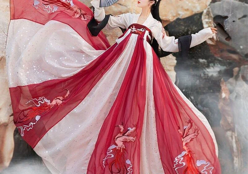 Женщина в традиционном китайском платье с веером, ai-generated-e1tczx