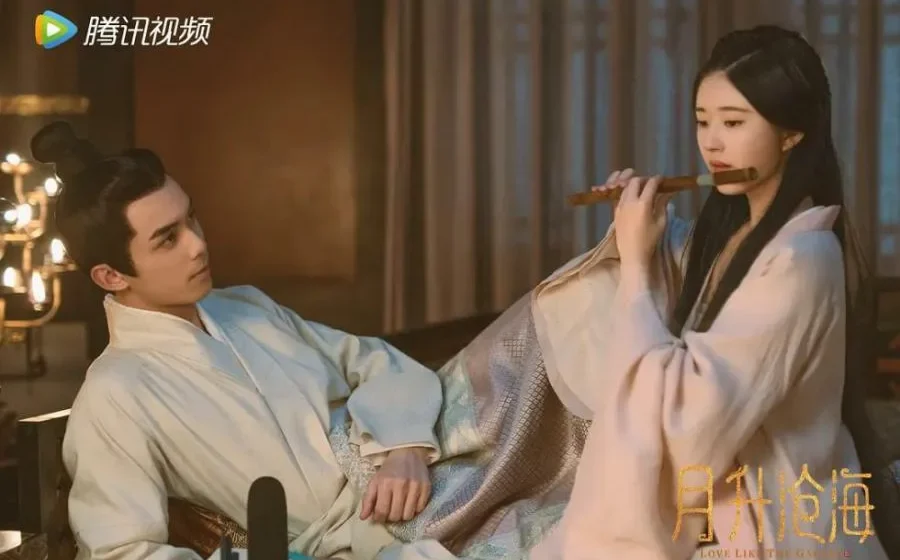 Сцена из исторической драмы с флейтой и традиционной одеждой