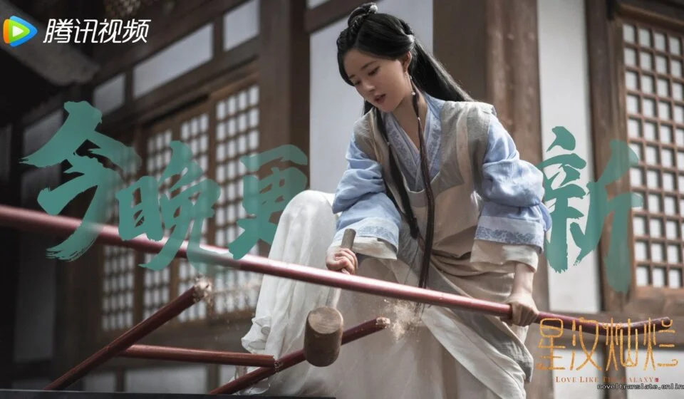 Женщина в традиционной одежде работает с деревом в историческом здании.