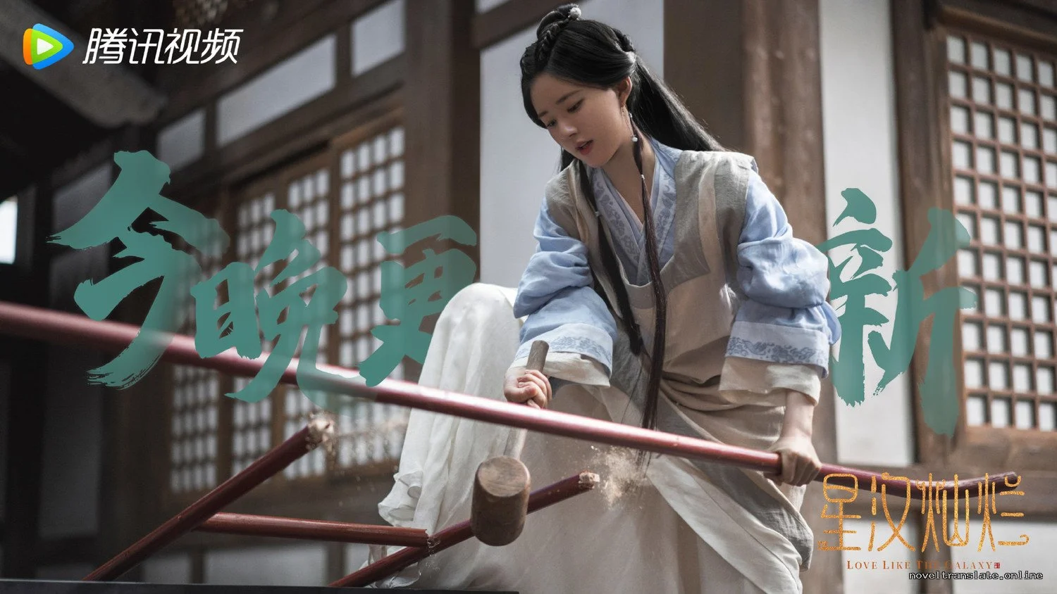 Женщина в традиционной одежде работает с деревом в историческом здании.