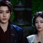 Два персонажа в фантастических костюмах на фоне зелёного света