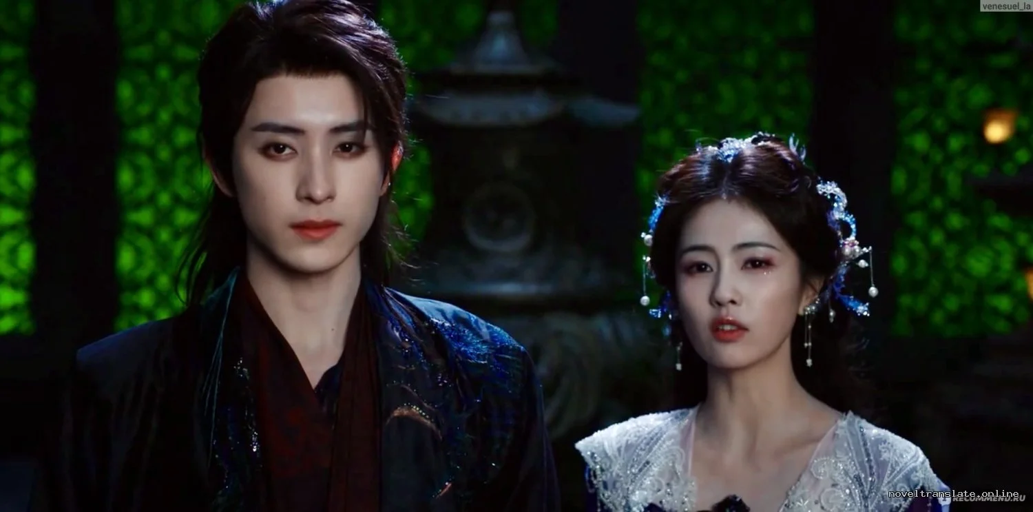 Два персонажа в фантастических костюмах на фоне зелёного света