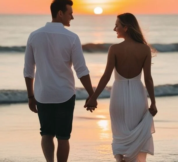 Пара на закате на пляже, романтика и спокойствие