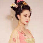 ЧУ ЧЖАО – ТОМ 1: СКВОЗЬ ДИКИЕ ЗЕМЛИ; ГЛАВА 15.1 – ЖИЗНЬ И СМЕРТЬ Женщина в традиционном китайском костюме с цветочными украшениями