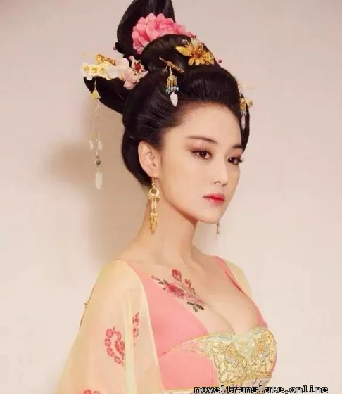 Женщина в традиционном китайском костюме с цветочными украшениями