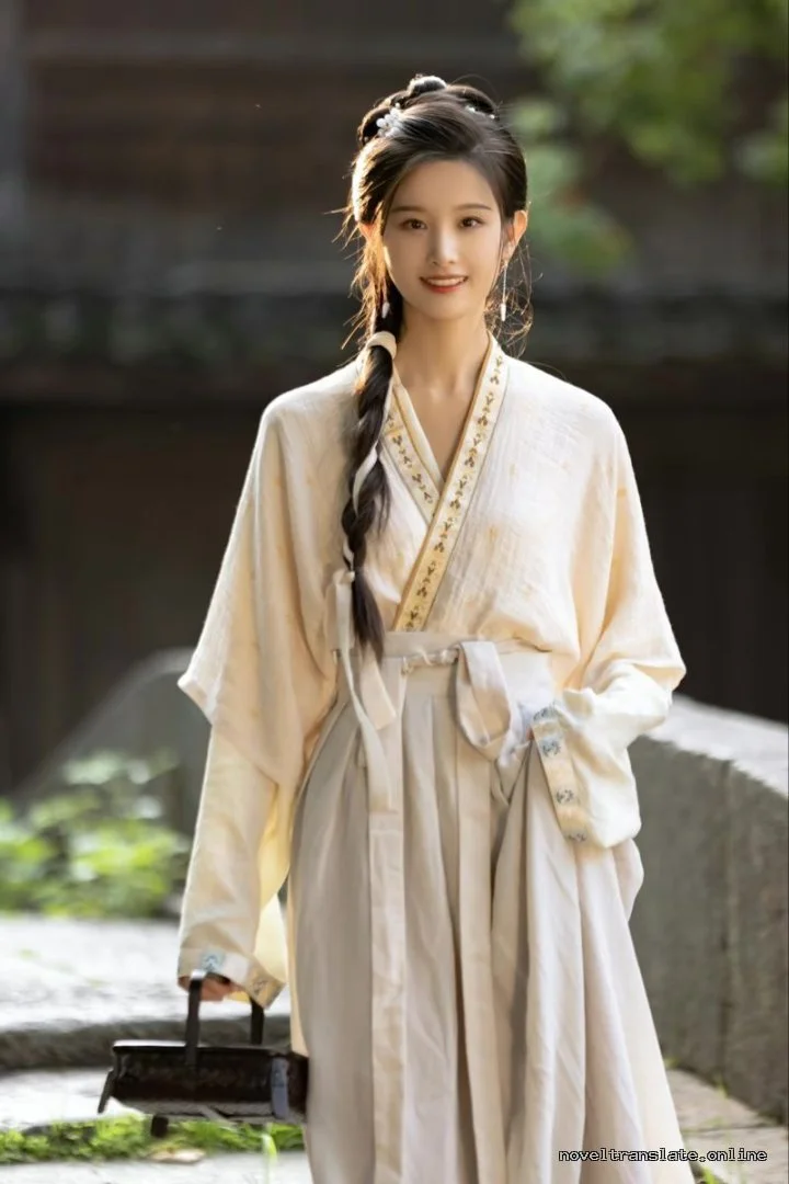 Женщина в традиционной одежде с длинной косой, стоящая на улице.