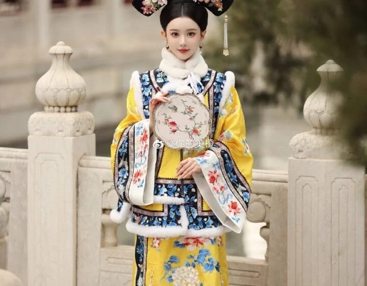 Женщина в традиционной китайской одежде с веером на фоне храма