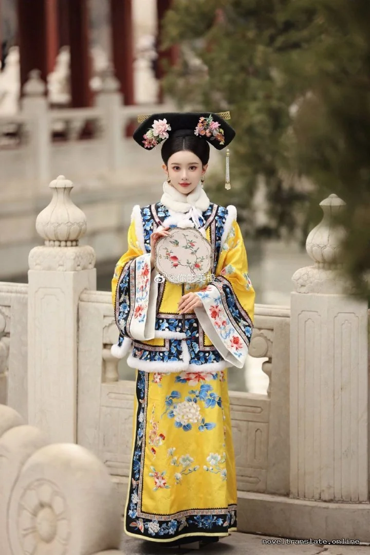 Женщина в традиционной китайской одежде с веером на фоне храма