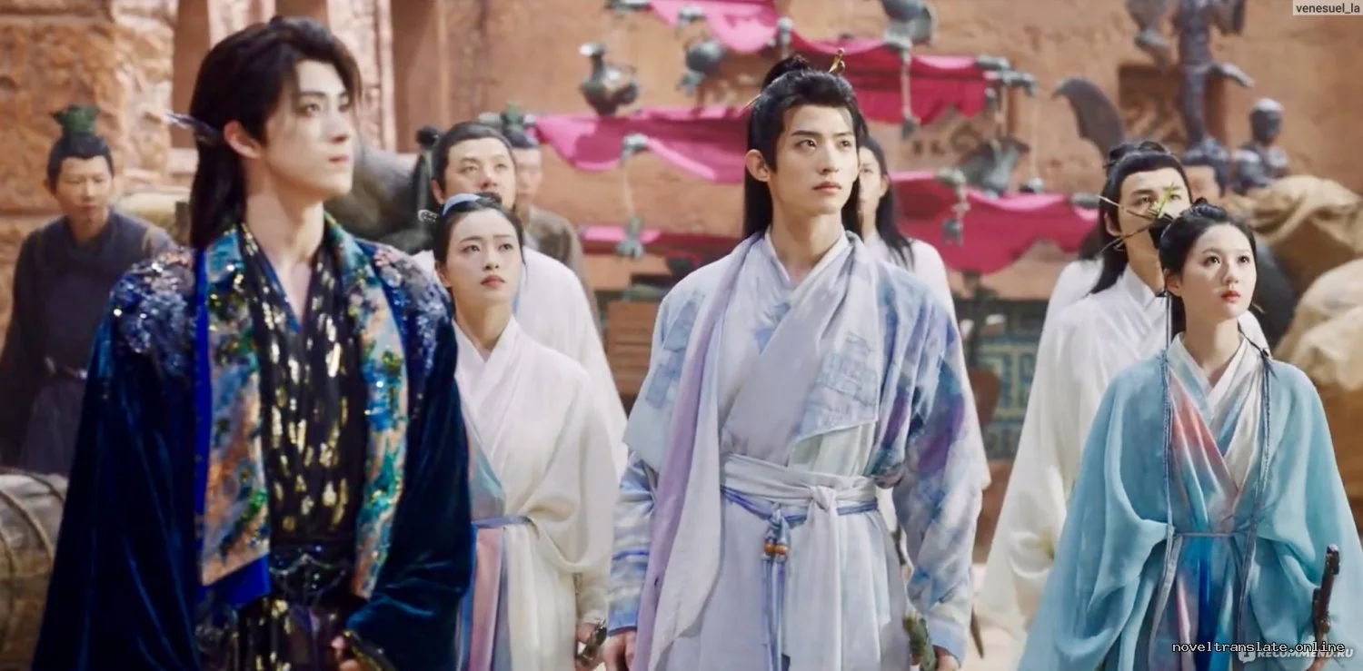 Группа людей в традиционной азиатской одежде в древнем городе