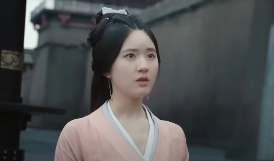 Женщина в традиционной одежде на фоне исторической архитектуры