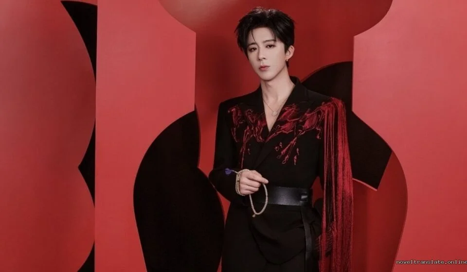 Молодой человек в стильном черном костюме на красном фоне