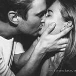 Пара целуется, романтический момент