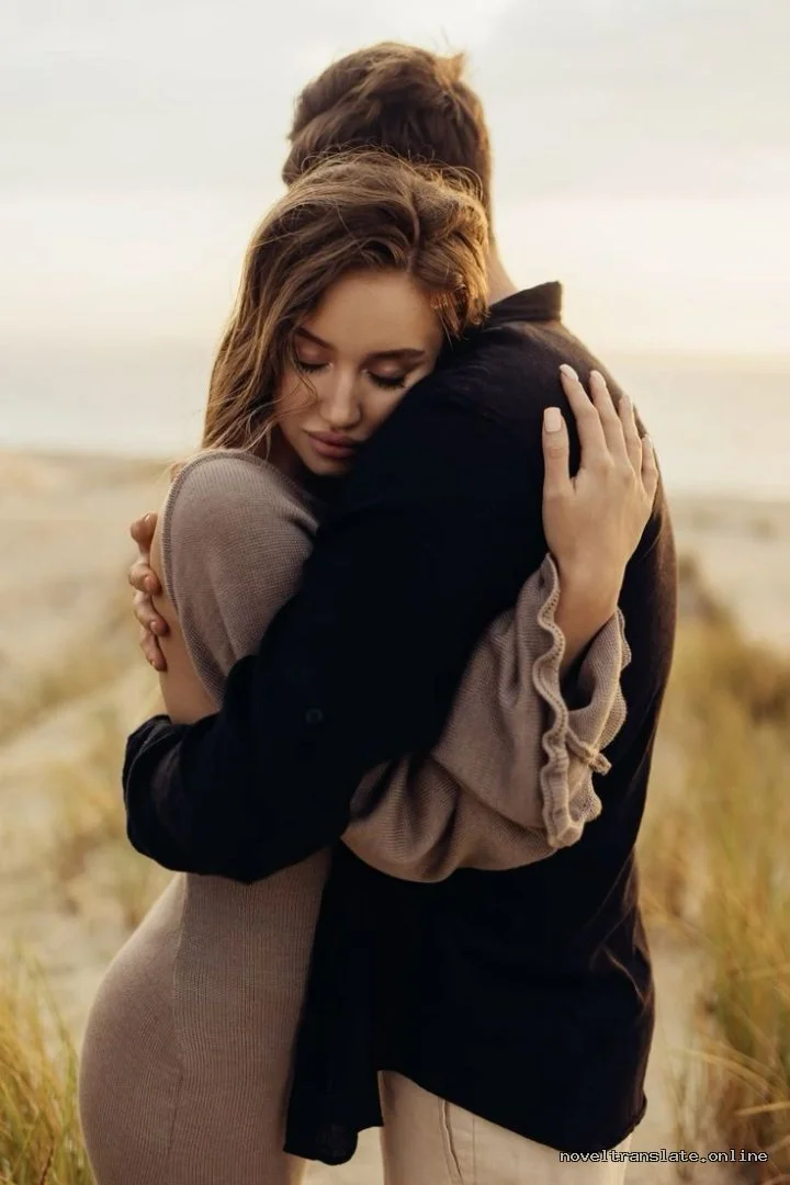 Пара обнимается на пляже, романтический момент