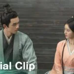 Сцена из исторической драмы с двумя персонажами в традиционной одежде.