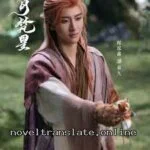 Азиатский мужчина в традиционной одежде с длинными волосами, держащий цветок.