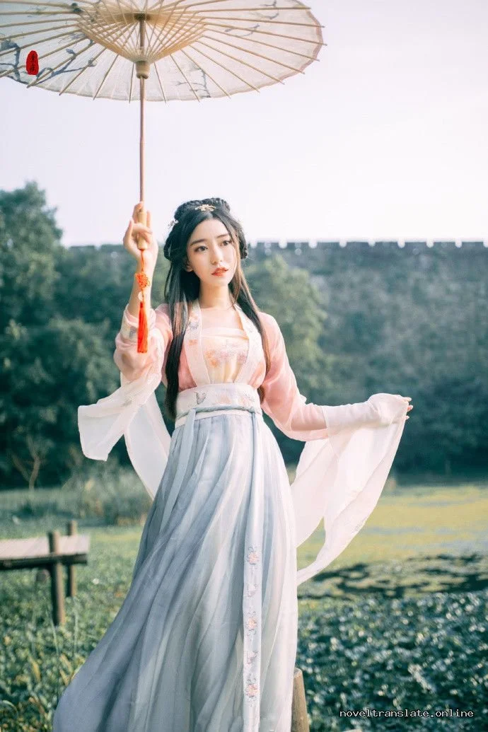 Женщина в традиционной одежде с зонтом на фоне природы