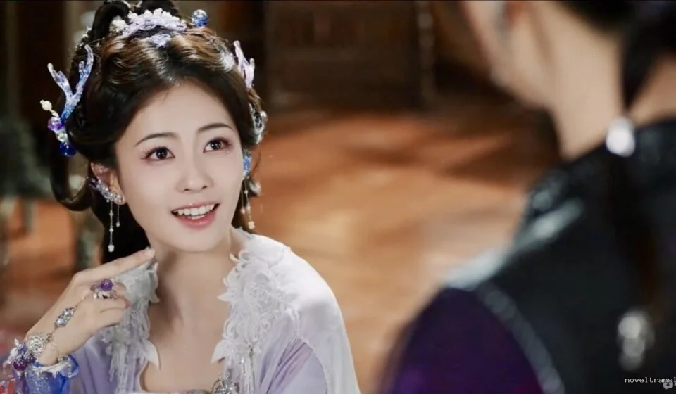 Женщина в традиционной одежде улыбается в комнате