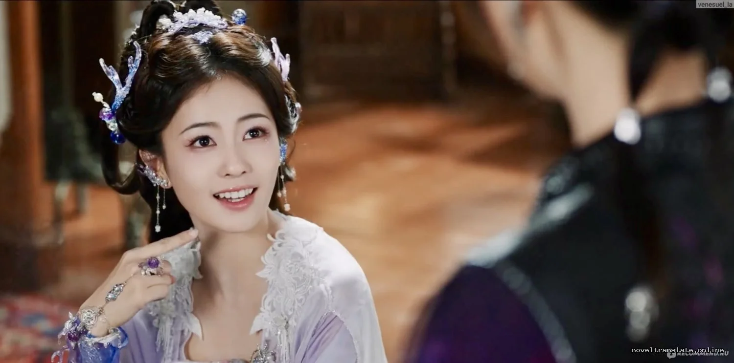 Женщина в традиционной одежде улыбается в комнате