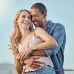 Развод Глава 9 Счастливая пара обнимается на свежем воздухе