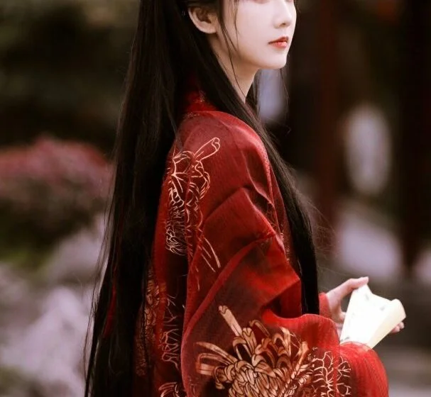 Женщина в традиционном китайском платье на улице