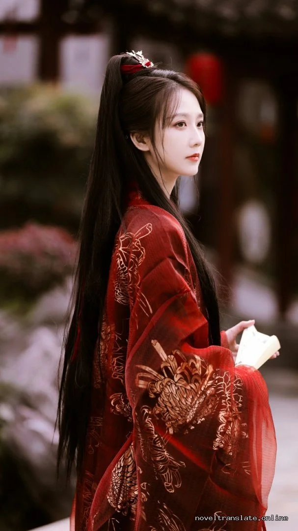 Женщина в традиционном китайском платье на улице