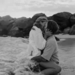 Развод – Глава 17 Пара обнимается на пляже у воды на закате