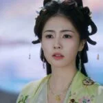 Женщина в традиционной одежде на фоне природы