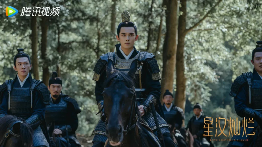 Сцена из исторической драмы с воинами на лошадях в лесу