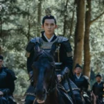 Сцена из исторической драмы с воинами на лошадях в лесу