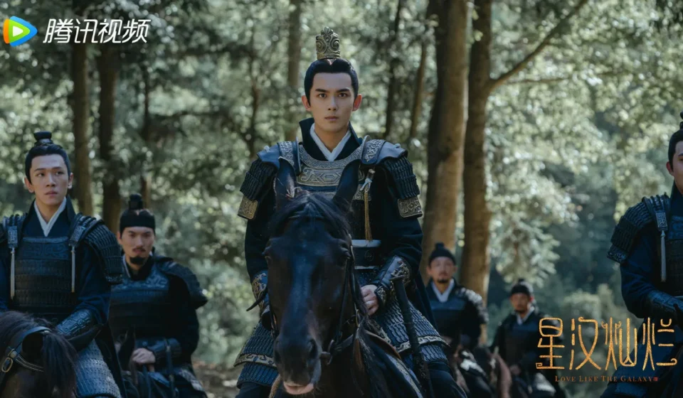 Сцена из исторической драмы с воинами на лошадях в лесу