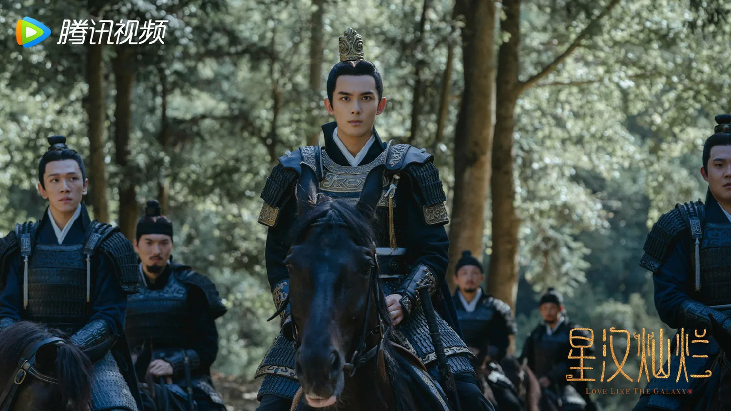 Сцена из исторической драмы с воинами на лошадях в лесу