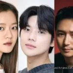 Три человека, смотрящие в камеру, сайт noveltranslate.online