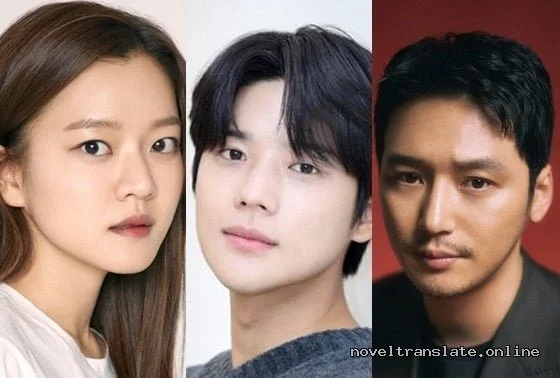 Три человека, смотрящие в камеру, сайт noveltranslate.online