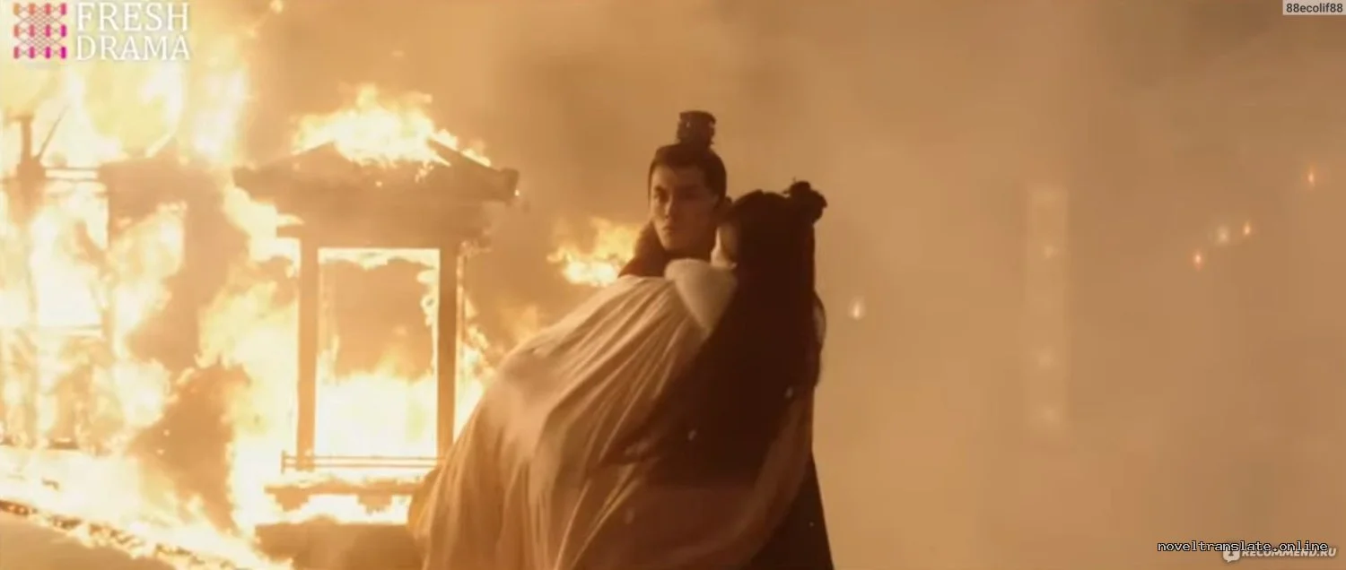 Сцена из исторической драмы с горящим зданием на фоне.