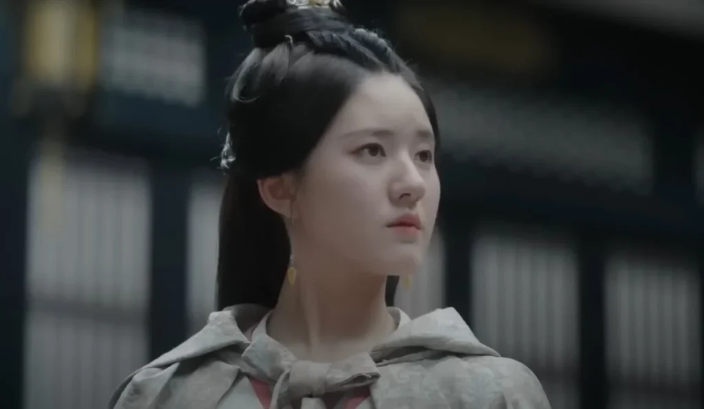 Женщина в традиционной одежде смотрит в сторону