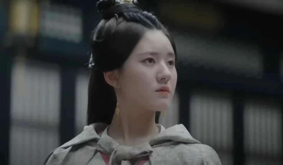 Женщина в традиционной одежде смотрит в сторону