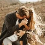 Пара на камне в пустыне, романтический момент