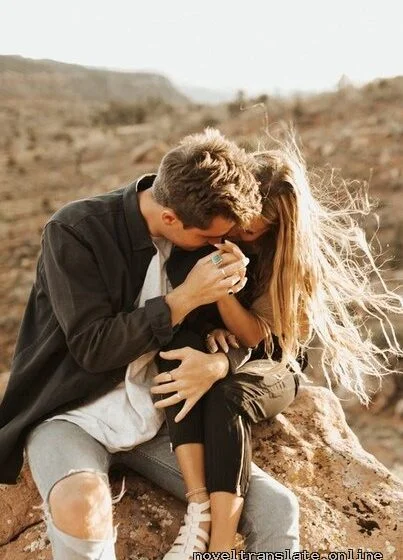 Пара на камне в пустыне, романтический момент