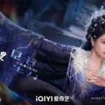 Женщина в фантастическом костюме с магическими эффектами