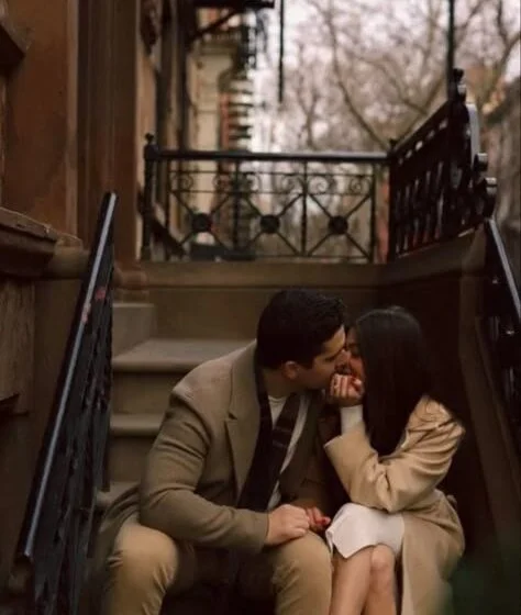 Пара на ступеньках в романтический момент