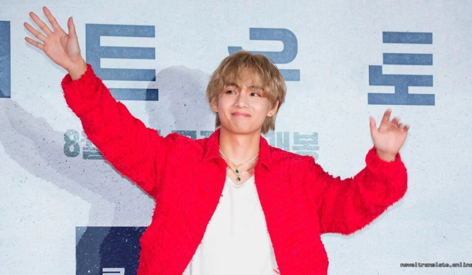 Человек в красной куртке на фоне с текстом