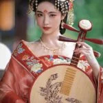 Женщина в традиционной одежде с музыкальным инструментом