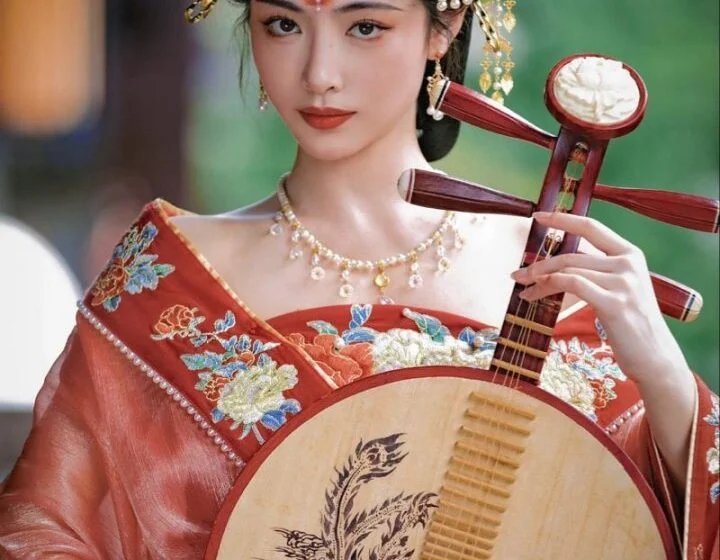 Женщина в традиционной одежде с музыкальным инструментом