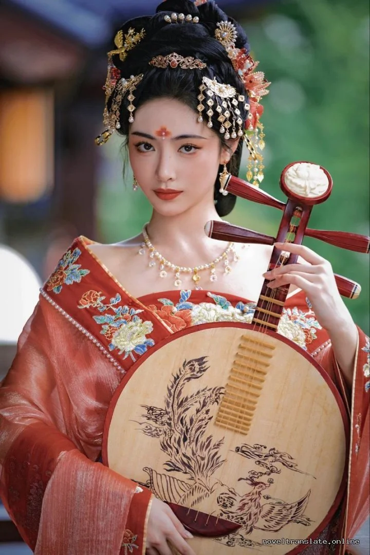 Женщина в традиционной одежде с музыкальным инструментом
